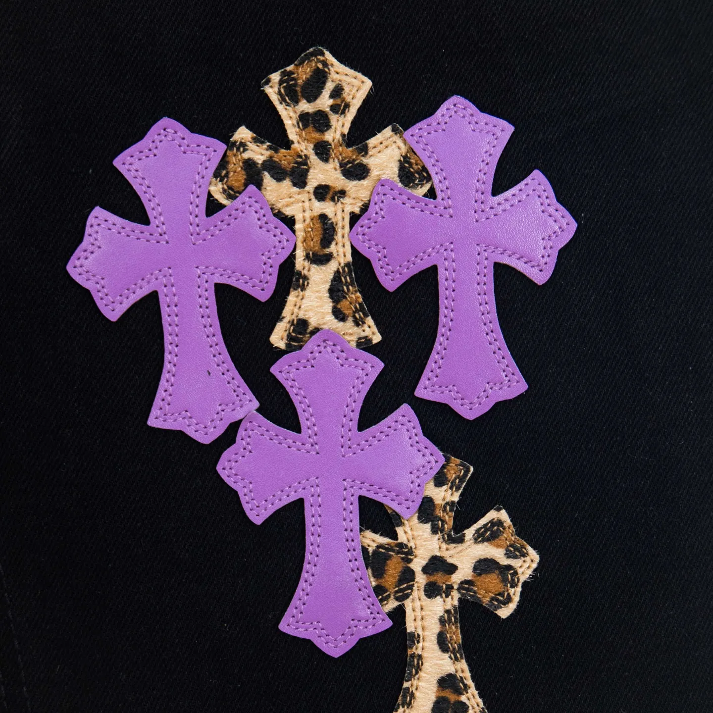 P240 Chrome Hearts black denim jeans with purple leopard print. CH jeans need to be washed and then disassembled and hand-stitched with sheepskin cross leather and then spliced ​​together. The whole piece has too many craftsmanship to explain. The patchwork cross pattern is embellished, and the high-waisted washed jeans! ! Absolutely high-end luxury products, god-level single products and super popular products, made with top heavy industry, a must-see magic weapon. Customized hardware. The fabric is thick and soft after washing. It has good breathability. Customized small leather label. Unique design. The details are simple and elegant, and the workmanship is exquisite. The entire trousers are neatly routed and the details are in place! It’s so cool that both men and women can easily control the genderless trend! Style number: 1798# Color: black Size: 28 30 32 34 36